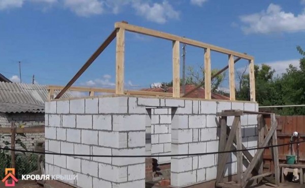 Как установить односкатную крышу на газосиликатные и другие блоки: полезные советы Как установить односкатную крышу на газосиликатные и другие блоки: полезные советы