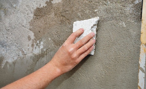 Как отремонтировать цоколь своими руками