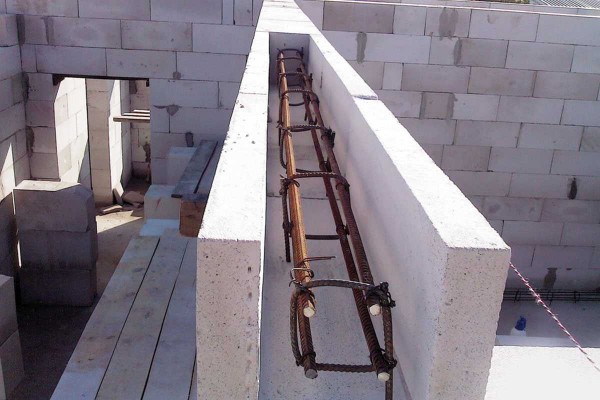 Способы создания надежного армопояса из кирпича для стен из газоблоков Способы создания надежного армопояса из кирпича для стен из газоблоков
