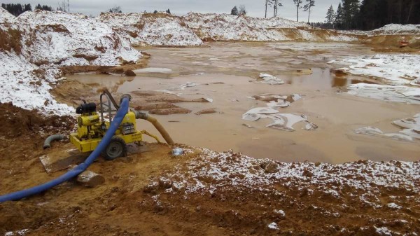 Когда и как производится откачка воды из котлована: эффективные способы и рекомендации Когда и как производится откачка воды из котлована: эффективные способы и рекомендации