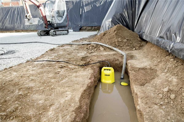 Когда и как производится откачка воды из котлована: эффективные способы и рекомендации Когда и как производится откачка воды из котлована: эффективные способы и рекомендации