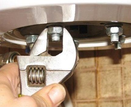 Как слить воду с водонагревателя: плюсы и минусы разных способов + пример проведения работ