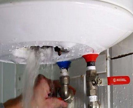 Как слить воду с водонагревателя: плюсы и минусы разных способов + пример проведения работ