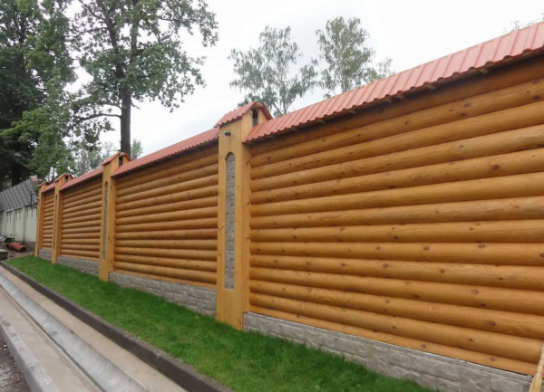 Строительство забора из бревен: технология, плюсы и минусы Строительство забора из бревен: технология, плюсы и минусы