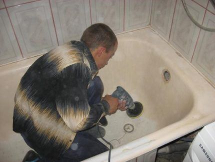 Эмалировка ванны своими руками: как провести обработку ванны жидким акрилом в домашних условиях Эмалировка ванны своими руками: как провести обработку ванны жидким акрилом в домашних условиях
