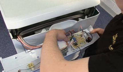 Ошибки посудомоечной машины Ariston Hotpoint: коды ошибок и их способы их устранения