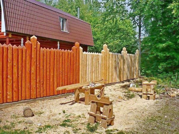 Строительство забора из бревен: технология, плюсы и минусы Строительство забора из бревен: технология, плюсы и минусы