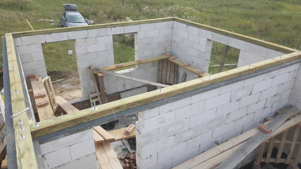 Армирование стен из газобетона под мауэрлат: важные детали и наглядные примеры Армирование стен из газобетона под мауэрлат: важные детали и наглядные примеры
