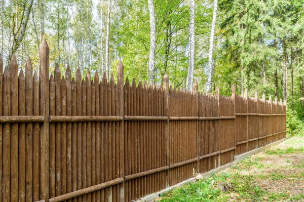 Строительство забора из бревен: технология, плюсы и минусы Строительство забора из бревен: технология, плюсы и минусы