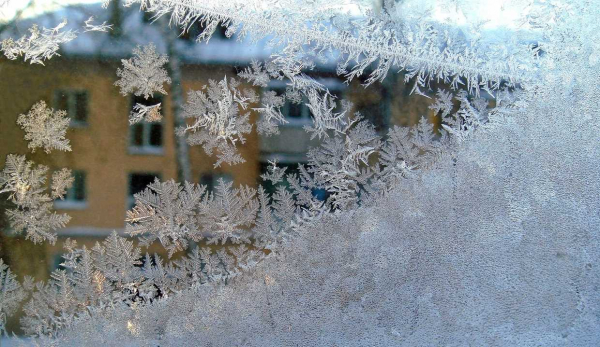 Почему промерзают пластиковые окна в зимние месяцы? Все секреты зимних узоров!