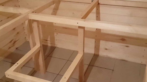 Полки в бане &mdash; практичный элемент интерьера, который можно сделать своими руками