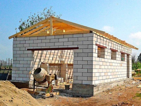 Строительство гаража из пеноблоков: подробная инструкция по выбору материалов и сборке Строительство гаража из пеноблоков: подробная инструкция по выбору материалов и сборке