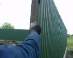 Забор из профнастила своими руками Забор из профнастила своими руками