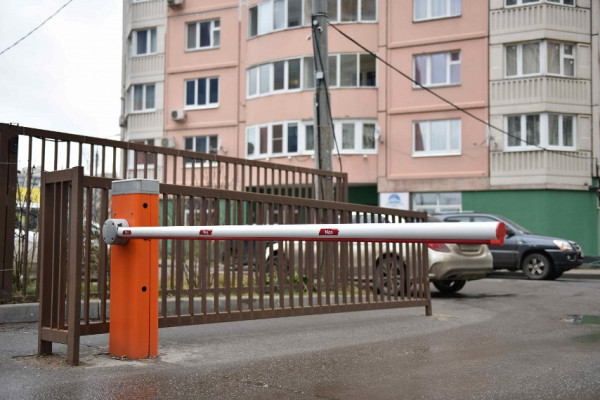 Как установить шлагбаум во дворе МКД
