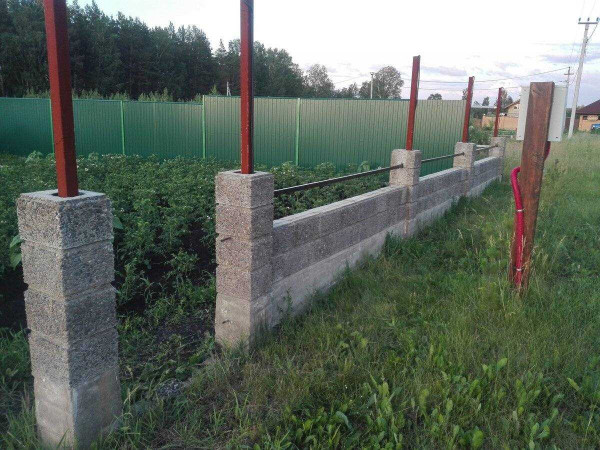 Строительство забора из пеноблоков: особенности и преимущества Строительство забора из пеноблоков: особенности и преимущества
