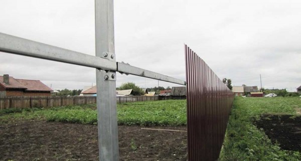 Как выбрать столбы для забора из профнастила — советы и рекомендации Как выбрать столбы для забора из профнастила — советы и рекомендации