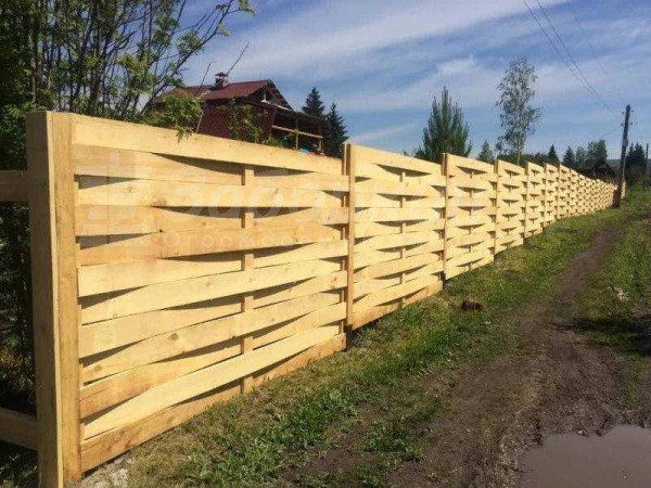Как построить красивый вертикальный забор из дерева своими руками &mdash; подробное руководство с фото и пошаговой инструкцией