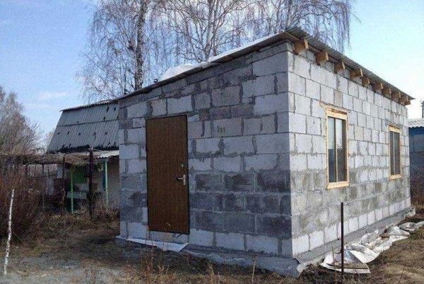 Особенности строительства сарая из пеноблоков — полезные советы и рекомендации Особенности строительства сарая из пеноблоков — полезные советы и рекомендации