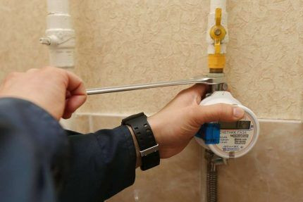 Бесплатная установка газовых счетчиков пенсионерам: какие льготы вам положены + как их получить