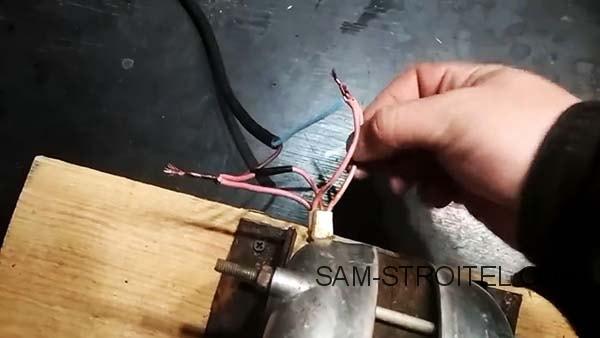 Самодельный ленточный шлифовальный станок из двигателя от стиральной машины (фото) Самодельный ленточный шлифовальный станок из двигателя от стиральной машины (фото)
